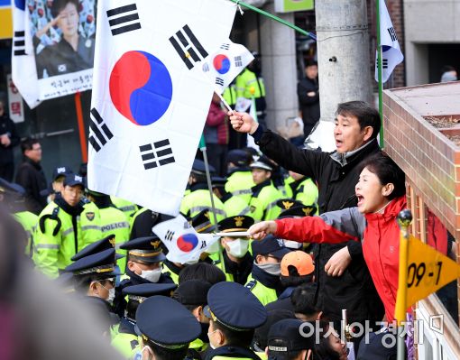 [포토]삼성동 자택 앞에서 시위하는 박근혜 지지자들