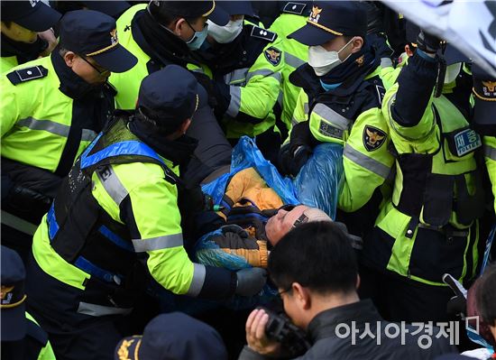 [포토]경찰에 끌려가는 박근혜 지지자들