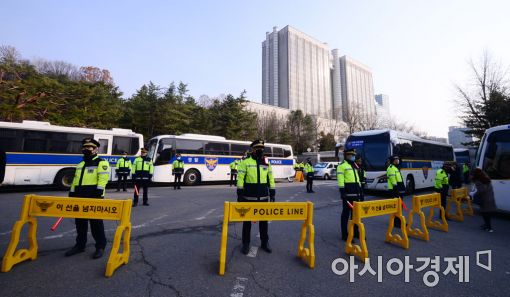 [포토]서울중앙지방법원 삼거리, 철통 보안