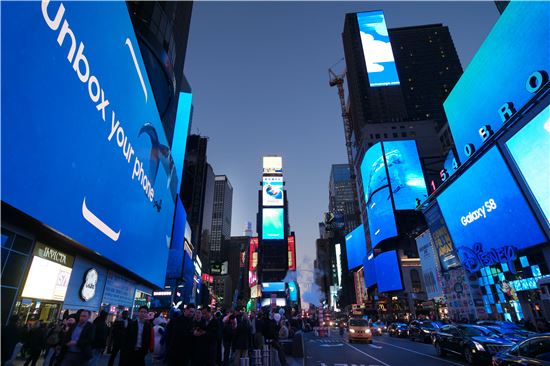 미국 뉴욕 맨해튼 타임스퀘어가 지난달 29일(현지시간) 삼성전자 갤럭시S8 광고로 물들었다. / 사진=삼성전자
