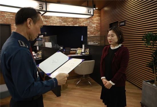 아주저축은행, 60대 여성 보이스피싱 피해 막아…감사장 받는다