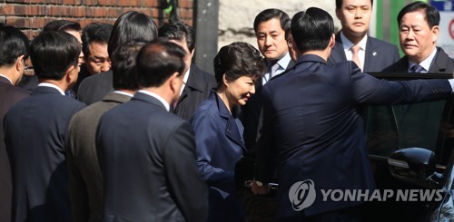 박근혜 전 대통령이 구속영장 심사를 받기 위해 30일 오전 서울 삼성동 자택을 나서고 있다.(사진=연합뉴스)