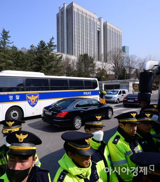 [포토]서울중앙지법 들어서는 박 前 대통령 차량