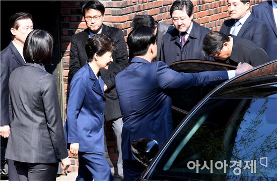 [포토]자택 나서는 박근혜 전 대통령