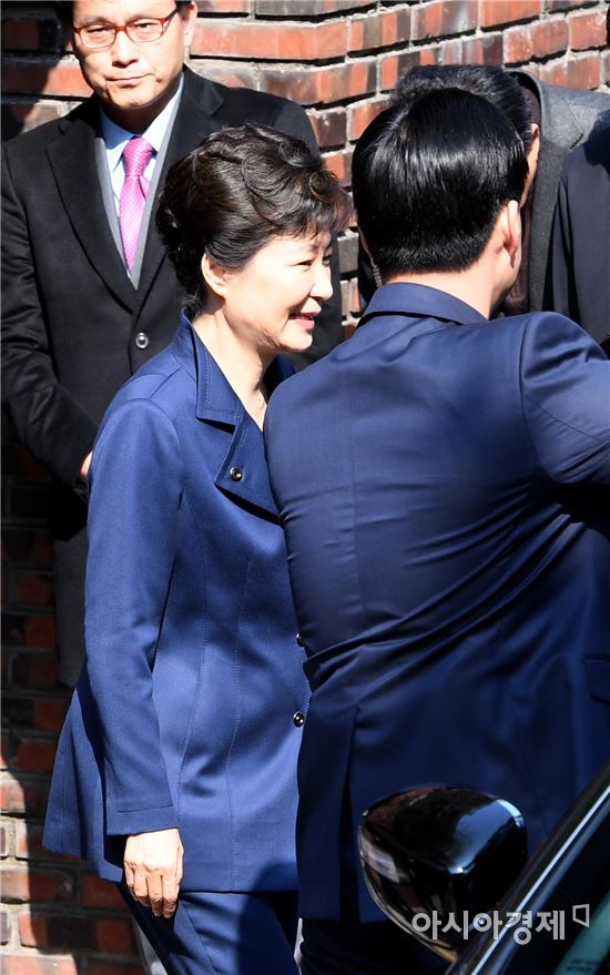 [포토]박근혜 전 대통령, '웃고는 있지만…'