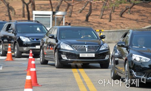 [포토]법원 들어서는 박 前 대통령 차량