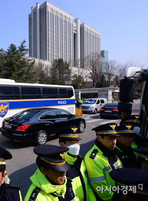 [포토]법원 들어서는 박 前 대통령 차량
