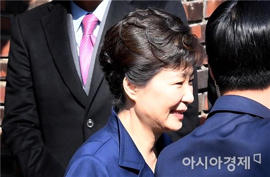 [포토]박근혜 전 대통령, '미소를 보이지만…'