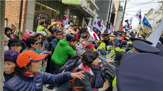 박근혜 전 대통령이 30일 오전 영장실심사를 받기 위해 서울 삼성동 자택을 떠나 서울중앙지법으로 향하자 흥분한 지지자들이 바리케이트를 끌어내며 경찰과 충돌하고 있다.