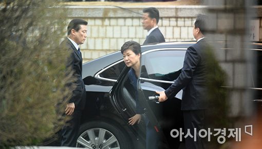 [포토]차에서 내리는 박근혜