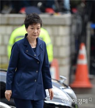 [포토]표정 굳은 박근혜 전 대통령