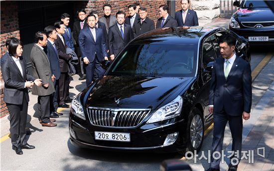 박근혜 전 대통령이 30일 오전 법원의 구속 전 피의자심문(영장실질심사)에 출석하기 위해 차량을 타고 서울 삼성동 자택을 나서고 있다