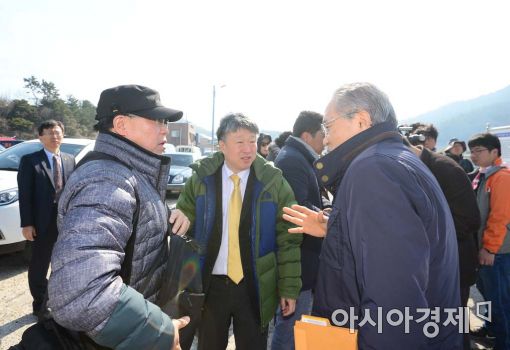 [포토]대화 나누는 김창준 선체조사위원장-유경근 가족협의회 위원장