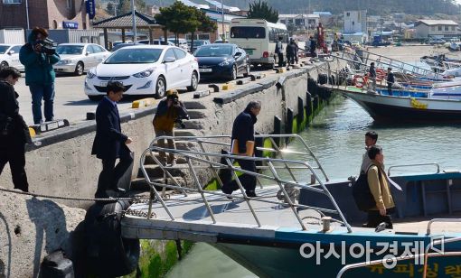 [포토]반잠수선으로 향하는 세월호 선체조사위 