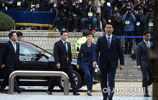 [포토]법원 들어가는 박근혜 전 대통령