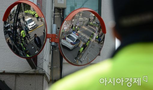 [포토]박 前 대통령 자택 앞 경비