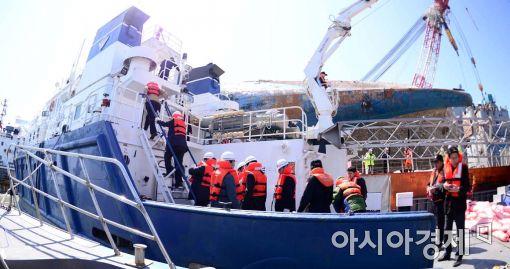 30일 세월호 선체조사위원들이 세월호 선체를 조사하기 위해 반잠수식 선박에 승선하고 있다.