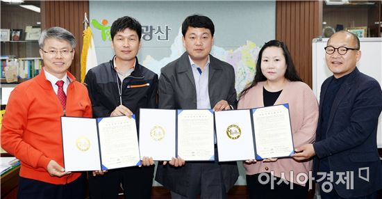 민형배 광산구청장, 다원정보 김광근 노조위원장, 박봉주 대표이사, 권미주 사원, 강위원 투게더광산 나눔문화재단 상임이사가 사회공헌 협약서를 들어보이고 있다.<왼쪽부터>