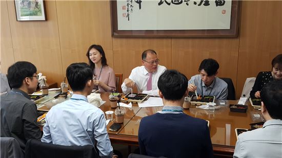 김태환 농협축산경제 대표 2년차 직원과 도시락 간담회