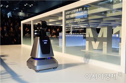 모바일 밖으로 향하는 네이버…자율주행차·실내지도로봇 공개