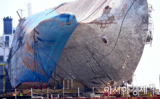 30일 반잠수식 선박에 실린 세월호 선체 모습(사진:백소아 기자)