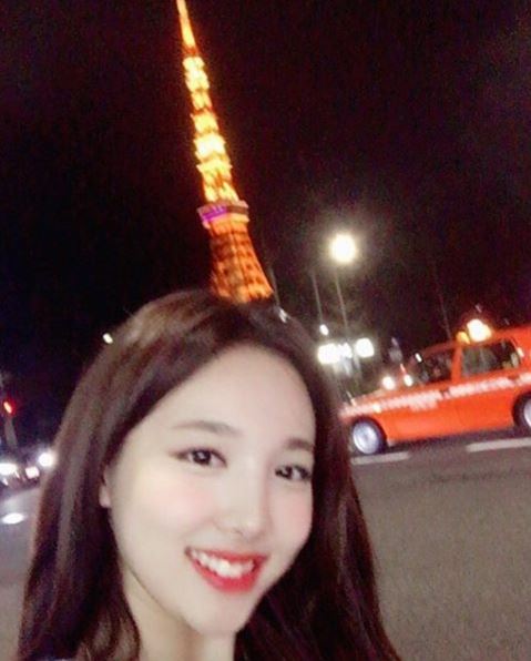 트와이스 나연이 도쿄타워를 배경으로 인증사진을 찍었다/ 사진=트와이스 공식 인스타그램