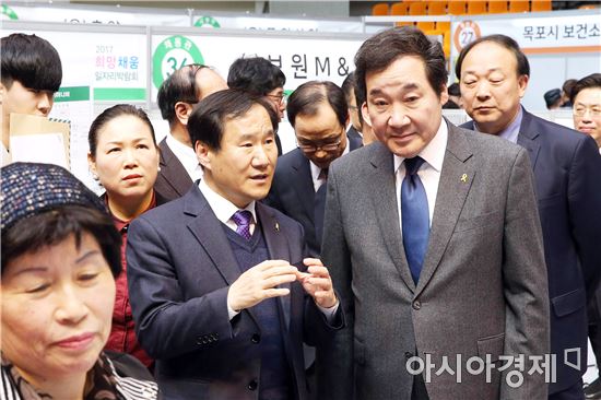 이낙연 전남지사,조선업 퇴직자 일자리 박람회장 참석