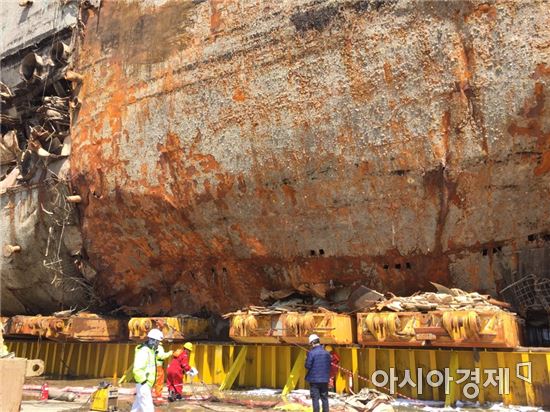 [포토]조사위 현장 조사…참혹한 세월호 선체