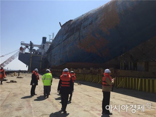 [포토]세월호 조사위원 선체 조사 '꼼꼼하게'