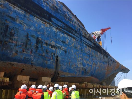 30일 세월호 선체조사위원회 위원들이 반잠수식 선박에 올라 세월호 선체를 살펴보고 있다.(사진:세월호 선체조사위원회)