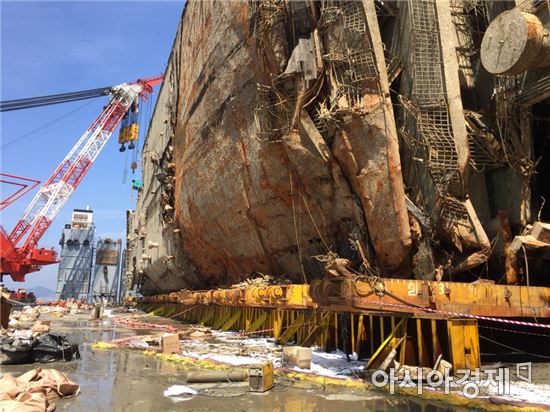 30일 반잠수식 선박에 올려진 세월호 모습(사진:세월호 선체조사위원회)