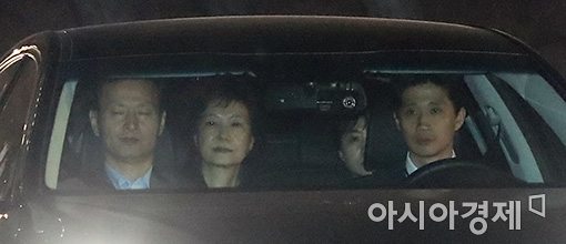 [포토]'朴 전 대통령 뇌물 혐의로 구속'