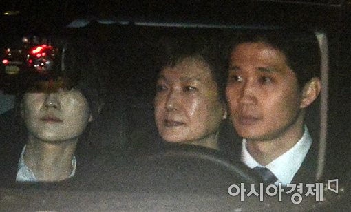 한국당 "朴 구속, 안타깝다…가슴 아픈 역사 반복되지 않길"