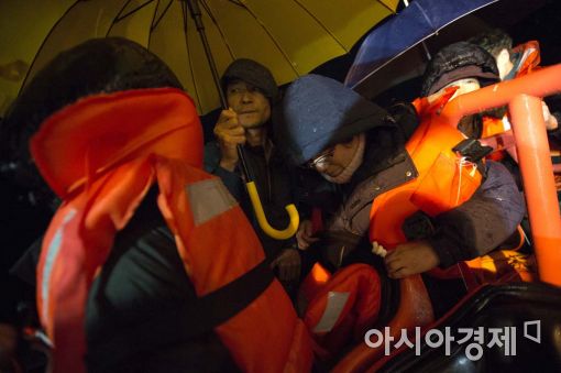 [포토]배에 오르는 세월호 미수습자 가족들 
