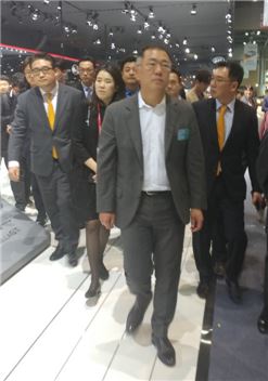 정의선 현대차 부회장(가운데)이 30일 경기도 고양 킨텍스에서 2017 서울모터쇼 전시장을 둘러보고 있다 <사진제공: 연합뉴스>