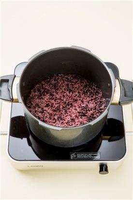 1. 쌀과 흑미는 씻어서 20분 정도 불려 밥을 짓는다.