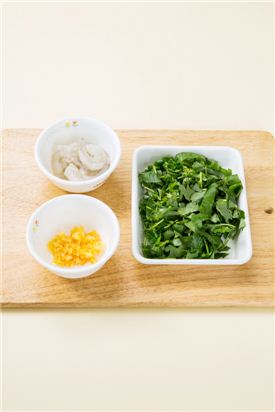 2. 참나물은 씻어 송송 썰고  새우는 씻어 건진다. 