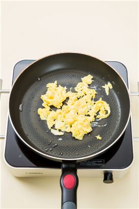 3. 달걀은 잘 풀어서 소금으로 간을 하고 스크램블을 한다.