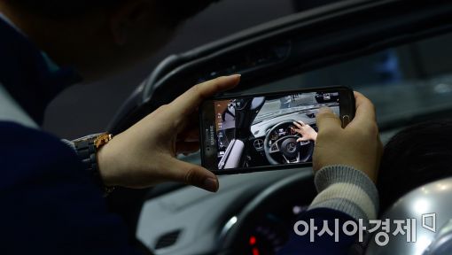[포토]'차 탄 기념으로'