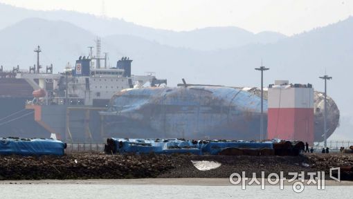 [포토]목포항 도착한 세월호 