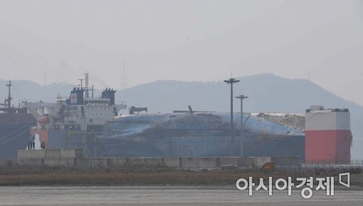 [포토]목포신항 도착한 세월호 