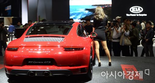 [포토]자동차와 모델의 뒤태