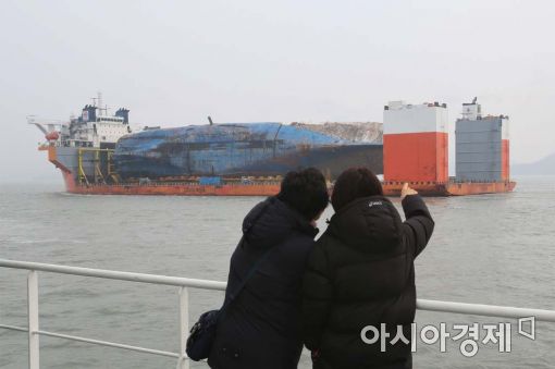 [포토]세월호 바라보는 미수습자 가족들 