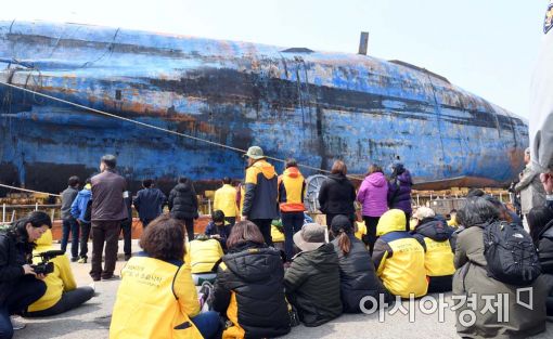 "가까이서 보자"…세월호 만나러 온 가족들