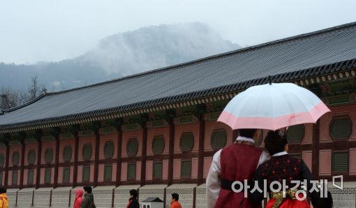 [포토]봄비 내리는 궁