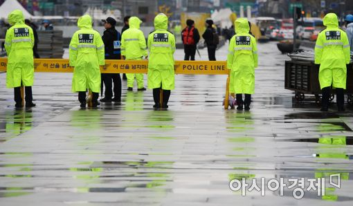 [포토]'경찰은 형광 우비를 입는다'