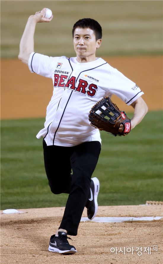 [포토]잠실 개막전 시구하는 배우 지성