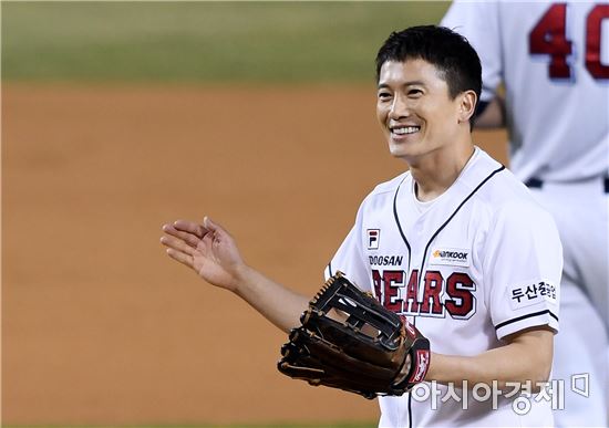 [포토]미소 짓는 지성, '시구 미션 성공'