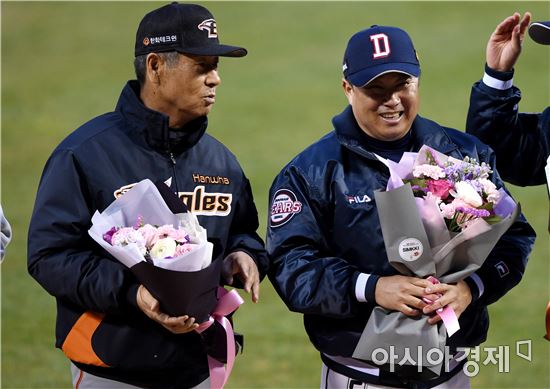 [포토]김태형 감독과 이야기하는 김성근 감독