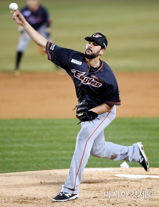 [포토]역투하는 한화 선발 비야누에바